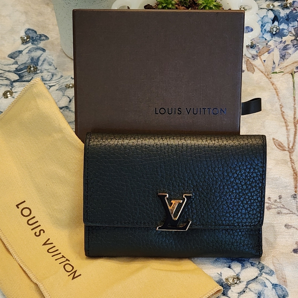 Louis Vuitton M Capucines Bicolor Wallet